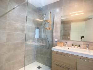 uma casa de banho com um chuveiro e um lavatório. em La Parenthèse maison T3 au calme avec parking gratuit em Les-Pennes-Mirabeau