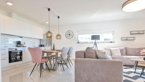 kuchnia i salon ze stołem i krzesłami w obiekcie Modern Adora Apartment w mieście Malinska