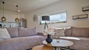 salon z kanapą i stołem w obiekcie Modern Adora Apartment w mieście Malinska +20 zdjęć