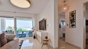 TV a/nebo společenská místnost v ubytování Modern Adora Apartment