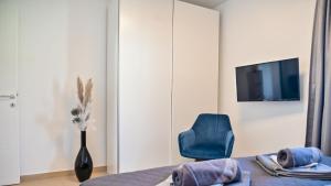 TV a/nebo společenská místnost v ubytování Modern Adora Apartment