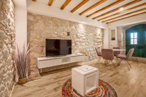 Televízia a/alebo spoločenská miestnosť v ubytovaní Old Stone House GP