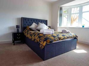 een slaapkamer met een groot bed en een groot raam bij 1 Bedroom self contained apartment in Christchurch in Winkton