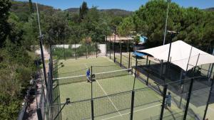 Tenis alebo squash v ubytovaní Camping Village Rocchette alebo jeho okolí