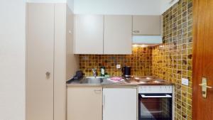 Spacious studio in a nice area in Sierre的厨房或小厨房