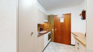Spacious studio in a nice area in Sierre的厨房或小厨房