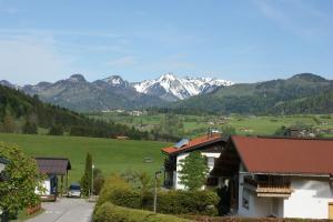 Una vista de un valle con montañas al fondo. en Haus am Dürrach, en Reit im Winkl