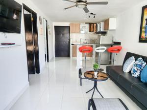 a living room with a couch and a table at Apartamento frente a la playa 5B - By Bedviajes in Santa Marta