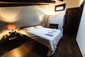 Un dormitorio con una cama blanca con dos toallas encima. en Palazzo Regina, en Verona