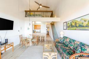 een woonkamer met een bank en een tafel bij Maui Vista Condo 2410 in Kihei +82 foto's