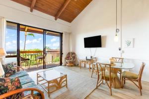 TV a/nebo společenská místnost v ubytování Maui Vista Condo 2410