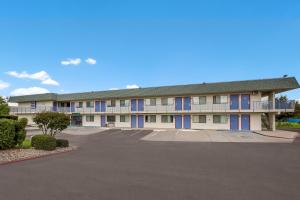 an apartment building with a parking lot at Knights Inn Sierra Vista / East Fry in Sierra Vista