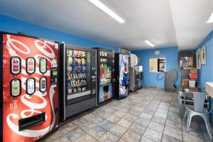 ein Restaurant mit zwei Soda-Maschinen in einem Zimmer in der Unterkunft Knights Inn Sierra Vista / East Fry in Sierra Vista