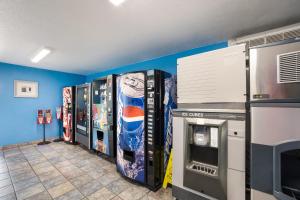 uma fila de máquinas de refrigerante numa sala em Knights Inn Sierra Vista / East Fry em Sierra Vista