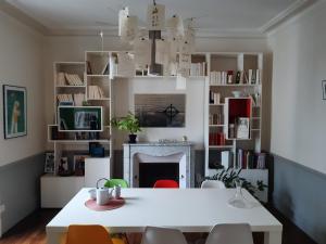 a dining room with a white table and chairs at Appart de charme 100 m2 centre ville in Rennes