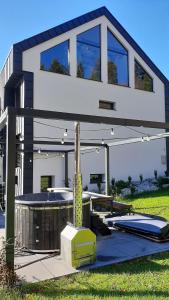 Bazén v ubytovaní Dom Minimal House alebo v jeho blízkosti