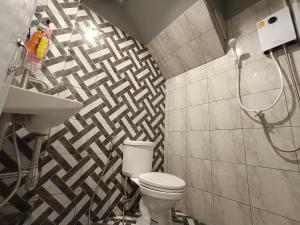 曼谷的住宿－My Home N1 - BTS Ratchathewi，一间带卫生间和淋浴的浴室