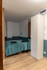 een slaapkamer met een bed en een spiegel bij Uroczy, przytulny apartament poddasze in Radom