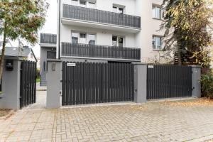 een zwarte poort voor een gebouw bij Uroczy, przytulny apartament poddasze in Radom