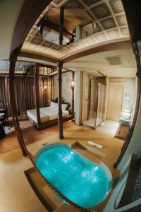 bañera en una habitación con dormitorio en Emotional Grand Motel, en Fontaneto dʼAgogna
