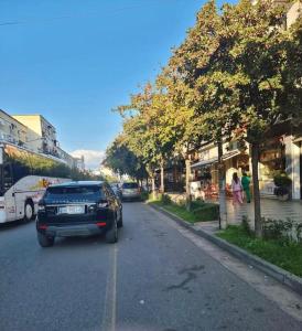 een zwarte auto geparkeerd aan de kant van een straat bij Aunt's Place in Shkodër