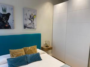 sypialnia z łóżkiem z niebieskim zagłówkiem w obiekcie Apartamento Cielo del Norte VUT LE-933 w mieście León