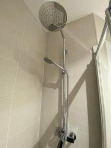 y baño con ducha con cabezal de ducha. en Apartamento Cielo del Norte VUT LE-933, en León