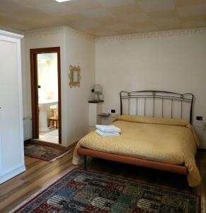 a bedroom with a bed and a mirror at B&B Ernestina in Miane