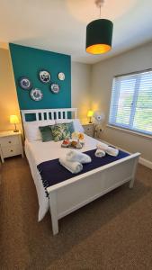a bedroom with a large bed with plates on the wall at Worthingtons by Spires Accommodation A cosy and comfortable home from home place to stay in Burton-upon-Trent in Burton upon Trent