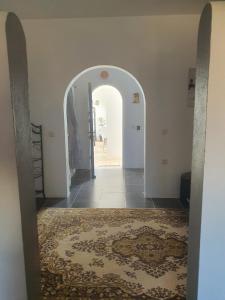 an archway leading into a hallway with a rug at Dar Chick Yahia Ile De Djerba in Mezrane