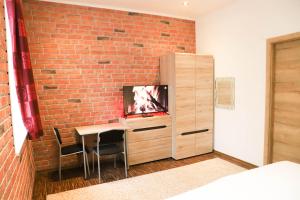 Televízia a/alebo spoločenská miestnosť v ubytovaní «Go West» guest rooms