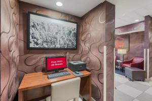 TV a/nebo společenská místnost v ubytování Red Roof Inn Fairfield
