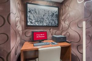 TV a/nebo společenská místnost v ubytování Red Roof Inn Fairfield