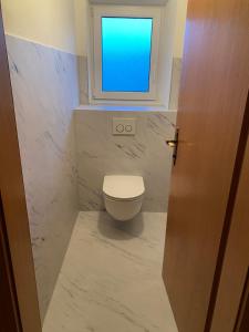 ビーバーヴィアーにあるHaus Sonnenspitze - Fam. Nesslerのバスルーム(トイレ付)、窓が備わります。