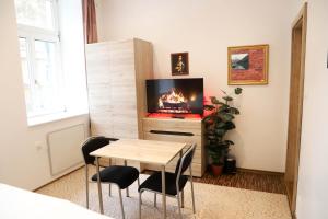 Televízia a/alebo spoločenská miestnosť v ubytovaní «Go West» guest rooms