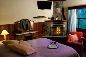 1 dormitorio con 1 cama y 2 copas de vino en Hotel Bühler, en Visconde De Maua