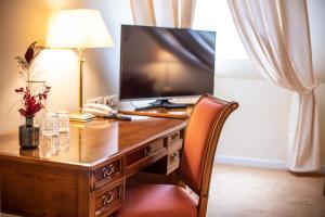 TV a/nebo společenská místnost v ubytování Altstadthotel Messerschmitt + 30 fotografií