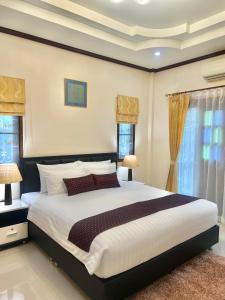 Кровать или кровати в номере Malinee Villa Phuket