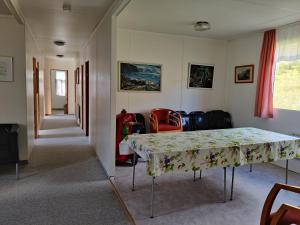 una sala da pranzo con tavolo e sedie di Sólbrekka Guesthouse a Mjóifjörður