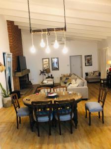 un soggiorno con tavolo e sedie di Casa quinta La Justina a Concepción del Uruguay