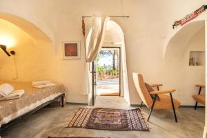 Un dormitorio con una cama y una puerta abierta. en Trullo with Pool, en Ceglie Messapica