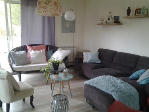 uma sala de estar com dois sofás e uma mesa em Maison de 2 chambres avec jardin amenage et wifi a Poitiers em Poitiers