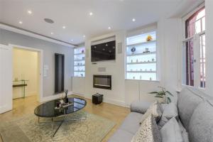 uma sala de estar com um sofá e uma mesa de vidro em Modern 4 BDR 3 BTH apt minutes from Edgware Road em Londres