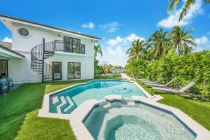 Tamiami的住宿－Miami Oasis with Lakefront Beach Jacuzzi and Golf L56，房屋后院的游泳池