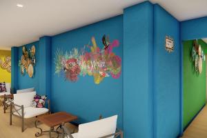 サン・テニャンにあるLes Rivages de Beauvalの青い壁の客室で、テーブルと椅子が備わります。
