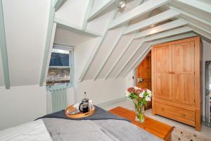 1 dormitorio con 1 cama y un jarrón de flores en Finest Retreats - Dunira, en Falkland