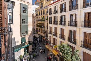 einen Blick über eine Stadtstraße mit Gebäuden in der Unterkunft Gran Via Experience in Madrid