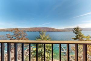 d'un balcon avec vue sur le lac. dans l'établissement Cliffside View, à Rushville