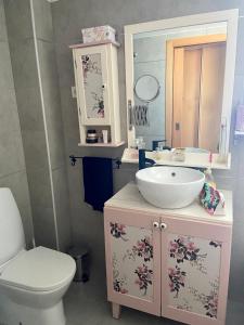 uma casa de banho com um lavatório e um WC em Relax em La Manga del Mar Menor