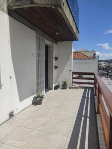 a balcony with potted plants on a building at Apartamento no coração de Porto Alegre in Porto Alegre